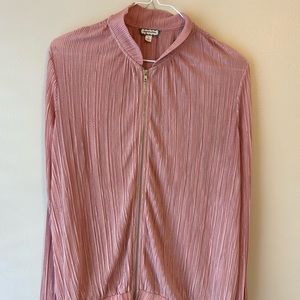 Eyeshadows peach colored top, size large